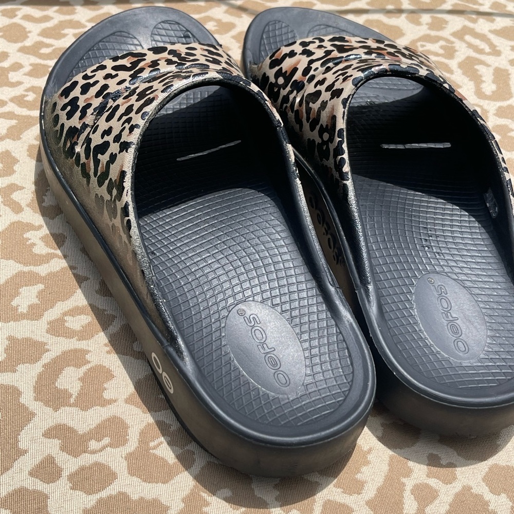 Oofos Recovery Slide w8 cheetah